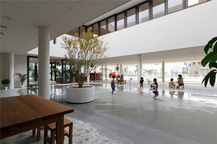 熊本縣明亮開放的幼兒園中庭裝修設(shè)計(jì)