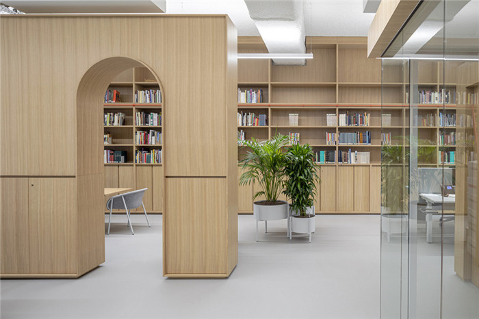 辦公室書架裝修設(shè)計-如藝術(shù)展館般的博物館辦公室裝修設(shè)計方案